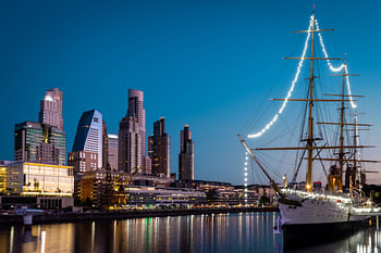 Der Hafen und die Skyline von Buenos Aires am Abend