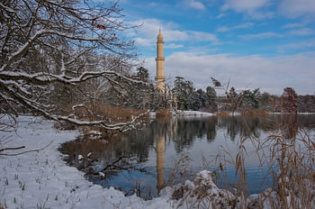 „Tranquil Winter Solitude“ – Minarett von Lednice – Kunstdruck für das Wohnzimmer