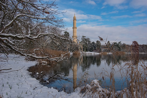 Rustige winterse eenzaamheid: Lednice-minaret – kunstprint voor in de woonkamer