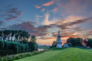 Magnifique coucher de soleil au papillon Moulin à Deil à Betuwe aux Pays-Bas