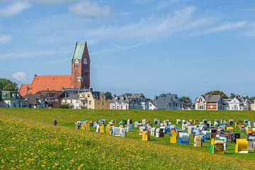 Strandstoelen op het groene strand en de Garnizerkerk in Cuxhaven-G van Torsten Krüger