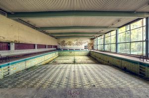 Verlaten Zwembad in Hotel. van Roman Robroek - Foto's van Verlaten Gebouwen