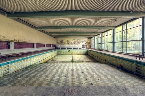 Piscine abandonnée dans un hôtel.
