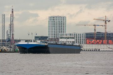 Binnenvaartschip Compromis passeert Amsterdam van scheepskijkerhavenfotografie
