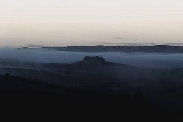 Matin de printemps brumeux au-dessus d'une ferme sur une colline en Toscane sur Besa Art