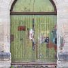 Groene verweerde deur in vele kleuren van Hilda Weges