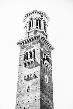Kerktoren in het centrum van Verona (zwart-wit) van Merel Naafs