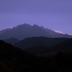 Blauw uur in de bergen
