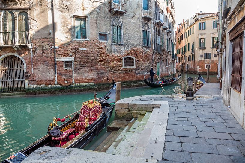 Landing stage Gondola in old town of Venice, Italy by Joost Adriaanse