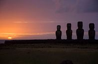 Zonsopkomst bij de Moai op Paaseiland van Bianca Fortuin thumbnail