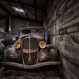 Renault Monaquatre dans un garage abandonné sur Beyond Time Photography