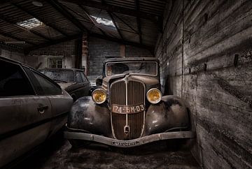 Renault Monaquatre in einer verlassenen Garage von Beyond Time Photography