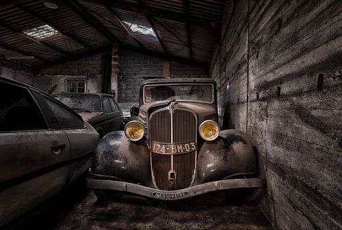 Renault Monaquatre in een Verlaten Garage