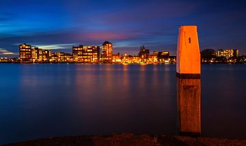 Skyline Zwijndrecht von Dordrecht während Schemering, Niederlande