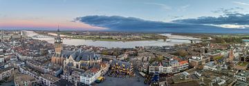 Nijmegen panorama van de stad langs de Waal tijdens zonsopkomst van Sjoerd van der Wal Fotografie