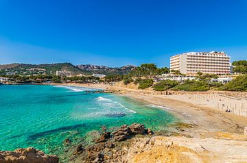 Strand Platja La Romana in Paguera, Mallorca eiland, Spanje van Alex Winter