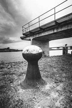 Oude aanlegsteiger voor scheepvaart aan loswal van Fotografiecor .nl