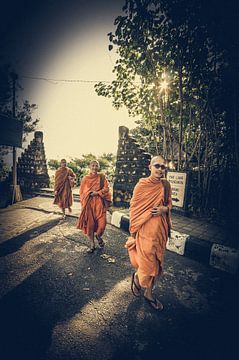 Drie boeddhistische monniken in Tanah Lot van Loris Photography