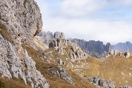 Nature of Italy - Tyrol du Sud - Le massif escarpé du Rosengarten surplombant les prairies alpines en automne sur Sebastian Czech