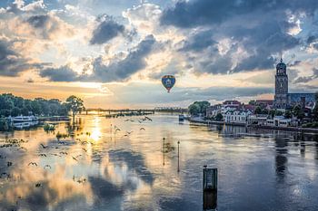 Skyline Deventer, avec un ballon au-dessus de la rivière IJssel