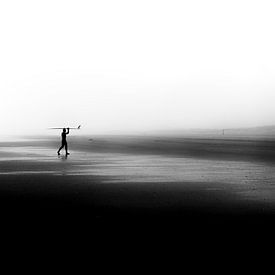 Surfer op leeg strand van Tomas Grootveld