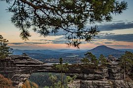 Abendlicht am Prebischtor– Blick über das Elbsandsteingebirge von Fototante