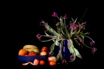 Stilleven met tulpen en mandarijn van Maerten Prins