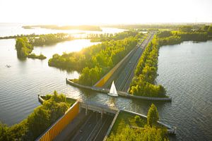 Aquädukt Veluwemeer im Veluwemeer mit einem Boot auf dem See