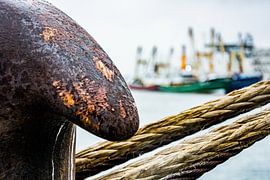 Regen wind in de haven van IJmuiden. van scheepskijkerhavenfotografie