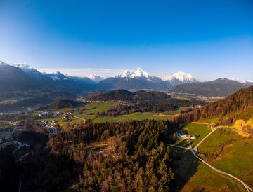 Märchenhafter Blick über das Berchtesgadener Land und den Watzmann von Leo Schindzielorz