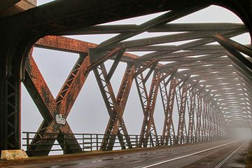 Oude spoorwegbrug in de mist van Juergen May