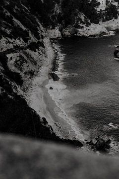 Zwartwitfoto zandstrand in Jávea, Alicante - Spanje van Manon Visser