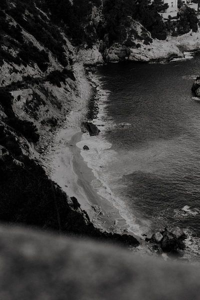 Schwarz-Weiß-Foto Sandstrand in Jávea, Alicante - Spanien von Manon Visser