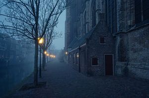 Het blauwe uurtje in de oude binnenstad van Dordrecht