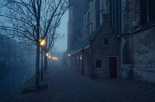 Het blauwe uurtje in de oude binnenstad van Dordrecht