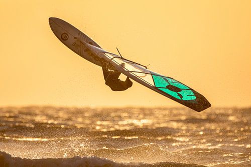 Windsurfer Sonnenuntergang von Linda Raaphorst