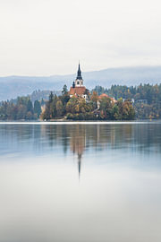 Das malerische Bled – Vertikal von Daan Duvillier | Stimmungsvolle Stadt- und Landschaftsfotos