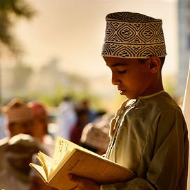 Junger Ziegenhirte in Nizwa, Oman von Paula Romein