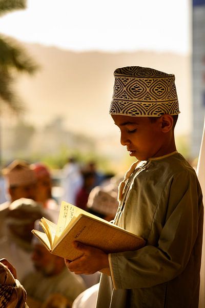 Junger Ziegenhirte in Nizwa, Oman von Paula Romein