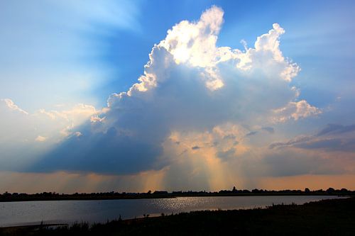 Wolken voor de zon boven de IJssel, gezicht op Zalk