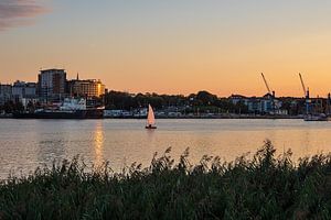 Blick über die Warnow auf die Hansestadt Rostock