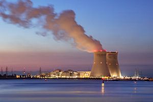 Rivière et remblai avec réacteur nucléaire Doel au coucher du soleil sur Tony Vingerhoets