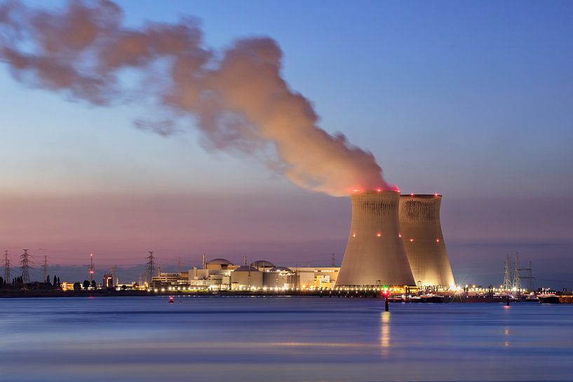 River en de dijk met kernreactor Doel bij zonsondergang van Tony Vingerhoets