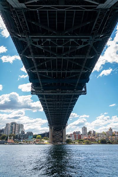 Zicht van onder de Harbour Bridge in Sydney Australie van Twan Bankers