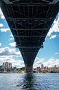 Zicht van onder de Harbour Bridge in Sydney Australie van Twan Bankers thumbnail