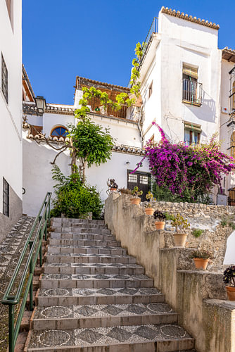 Treppengasse mit Bougainvillea in einem weißen andalusischen Dorf
