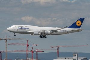 Eine Lufthansa Boeing 747-400 im Landeanflug, fotografiert in der Nähe des Frankfurter Flughafens. von Jaap van den Berg