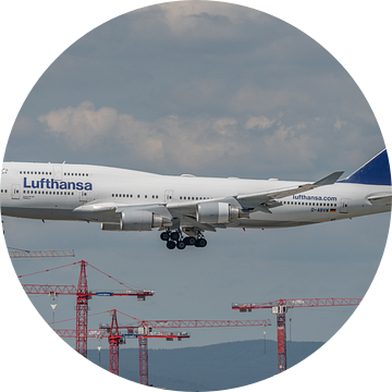 Lufthansa Boeing 747-400 vlak voor de landing. van Jaap van den Berg