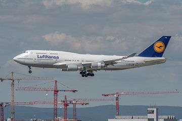Een Boeing 747-400 van Lufthansa in de landing gefotografeerd bij de luchthaven van Frankfurt. van Jaap van den Berg