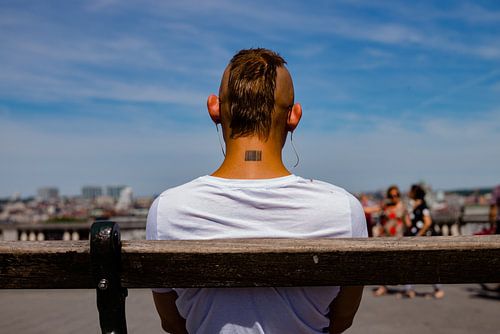 Barcode - Mann auf Bank